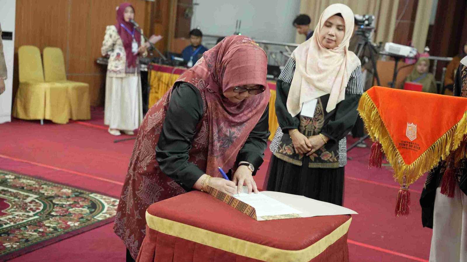 Prof. Dr. Evi Hasnita Dikukuhkan sebagai Ketua DPW ARTIPENA Sumatera Barat Periode 2026–2030
