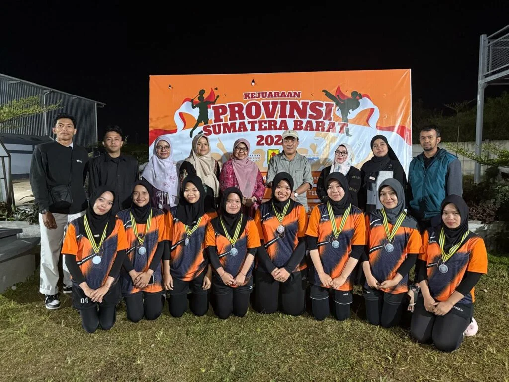 Mahasiswa Kebidanan Raih Juara 2 di POMNAS XIX Sumatera Barat 2025 Dina Karmila dan Tim Voli UFDK Persembahkan Prestasi Gemilang