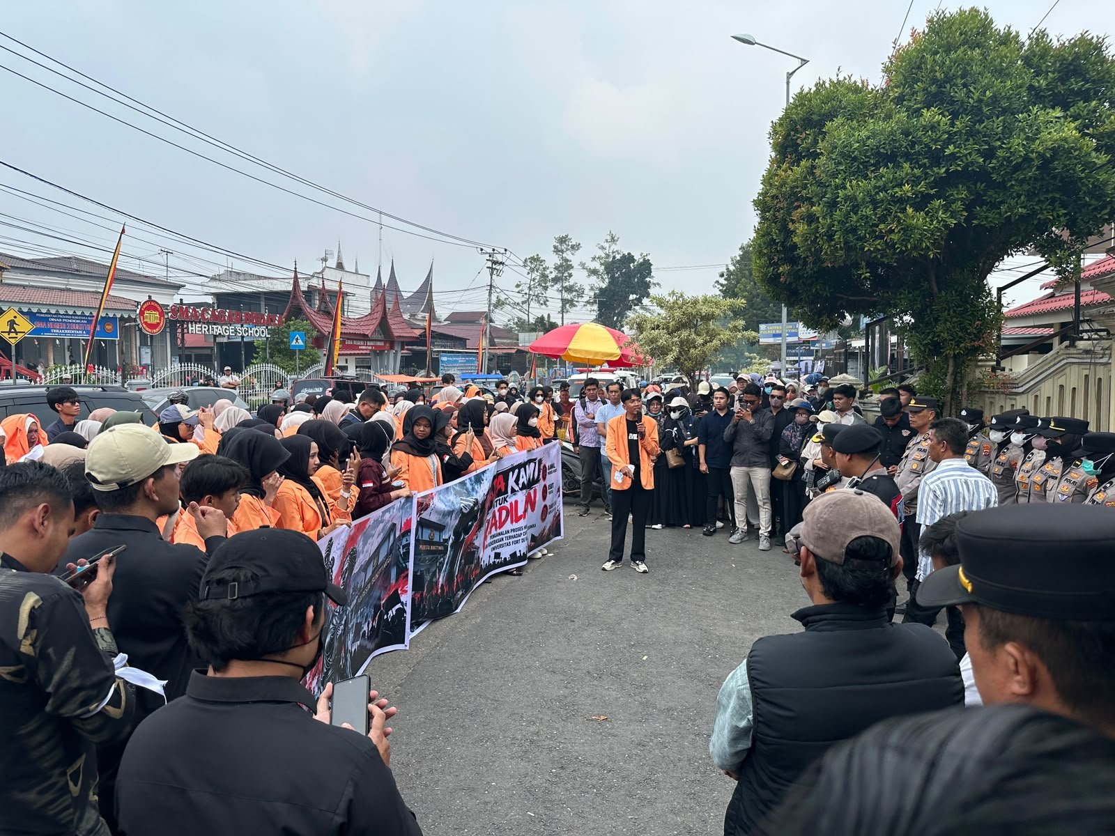 Civitas Akademika Universitas Fort De Kock sampaikan aspirasi di Polresta Bukittinggi