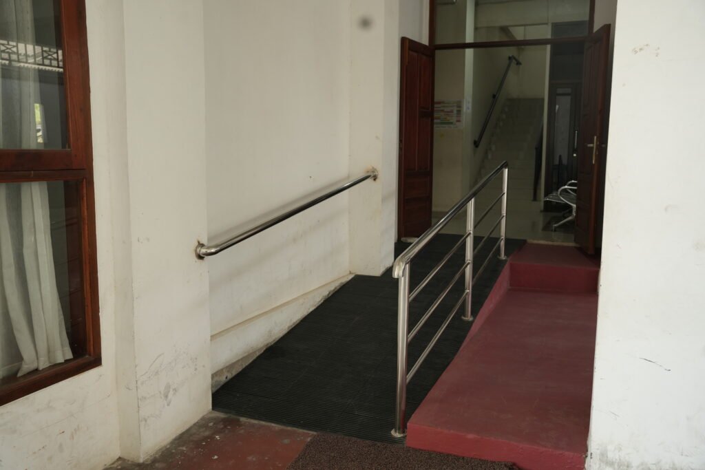 Pintu masuk Gedung B disabilitas