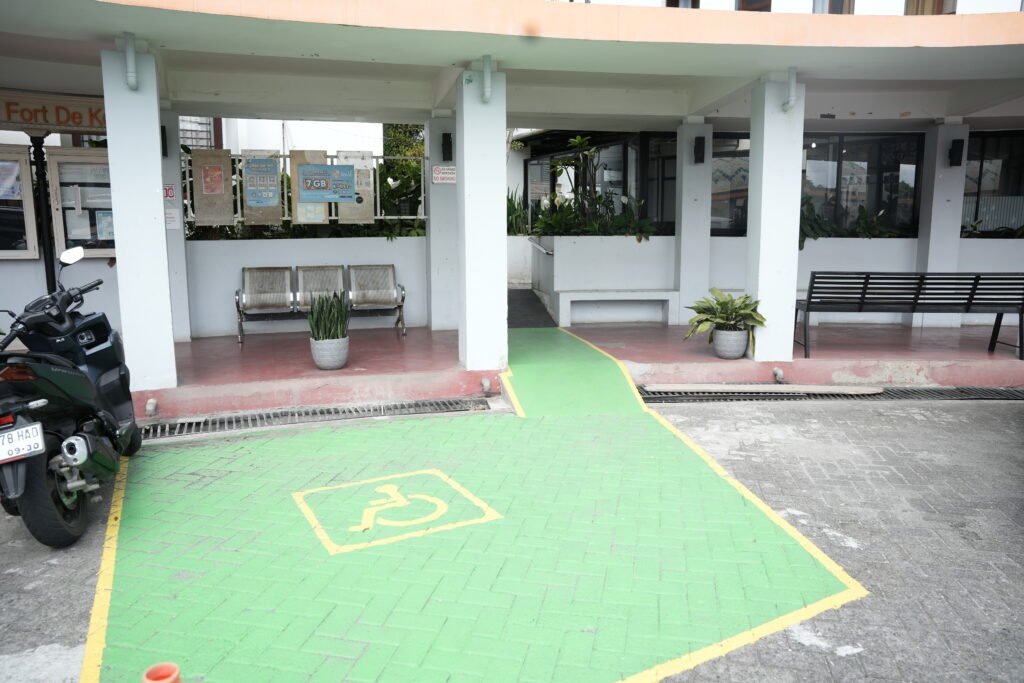 Pintu masuk rektorat disabilitas